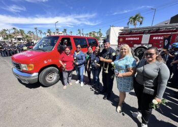 Reciben Bomberos de Cabo San Lucas vagoneta donada por madres de familia