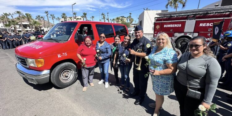 Reciben Bomberos de Cabo San Lucas vagoneta donada por madres de familia