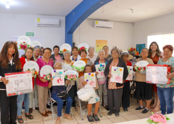Celebran Día de las Madres en Casa de Día de la colonia Los Cangrejos en Cabo San Lucas