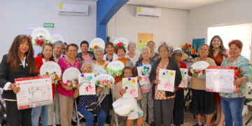 Celebran Día de las Madres en Casa de Día de la colonia Los Cangrejos en Cabo San Lucas