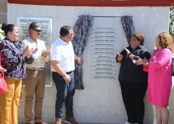 Develan placa en honor a docentes de Los Cabos fallecidos durante 2024-2025 