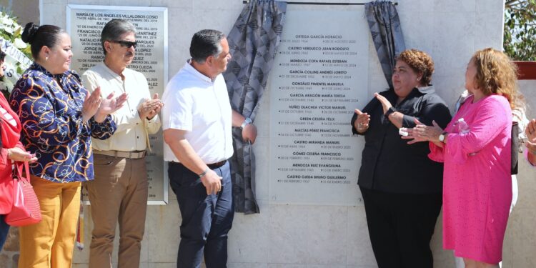 Develan placa en honor a docentes de Los Cabos fallecidos durante 2024-2025 