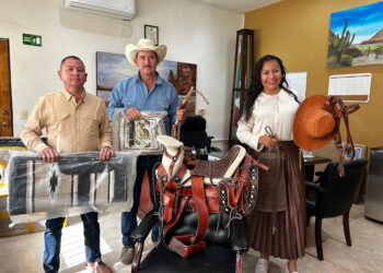 Recibe delegada de Cabo San Lucas donativo para Fiestas Tradiciones del Sauzal 2025