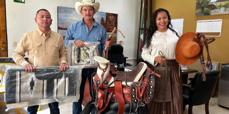 Recibe delegada de Cabo San Lucas donativo para Fiestas Tradiciones del Sauzal 2025