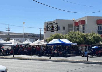 Maestros instalan plantón frente al SNTE en BCS; más de 160 escuelas sin clases