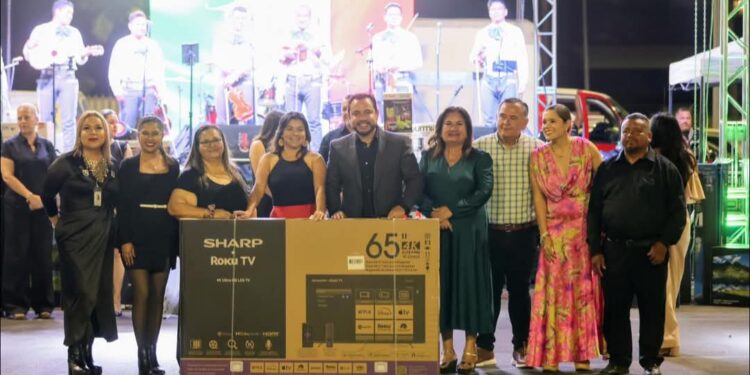 Celebra Ayuntamiento de Los Cabos a maestras y maestros por su día