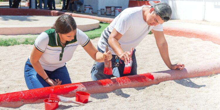 Rehabilitan juventudes sudcalifornianas espacio público a través de la Jornada Nacional de Tequios