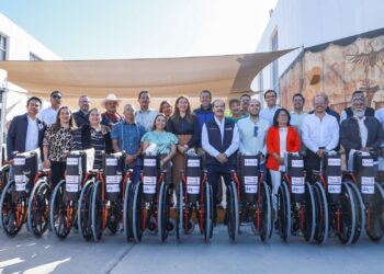 Entrega Milena Quiroga sillas de ruedas en conjunto con Club Rotario