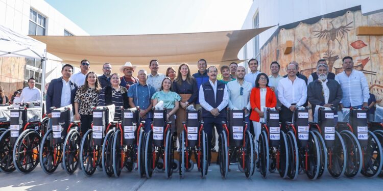 Entrega Milena Quiroga sillas de ruedas en conjunto con Club Rotario