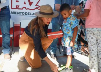 Milena Quiroga entrega calzado a niñas y niños de El Carrizal