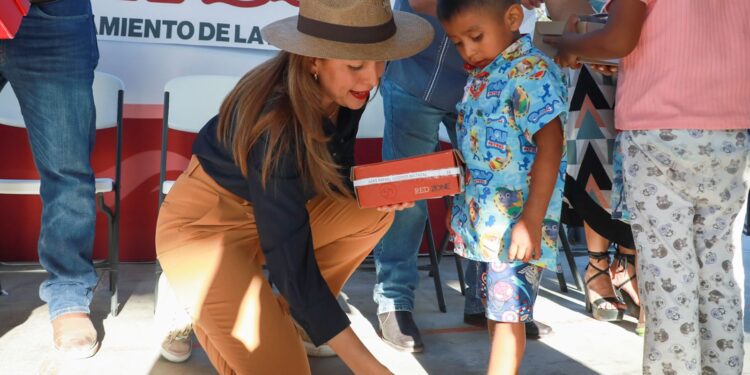 Milena Quiroga entrega calzado a niñas y niños de El Carrizal