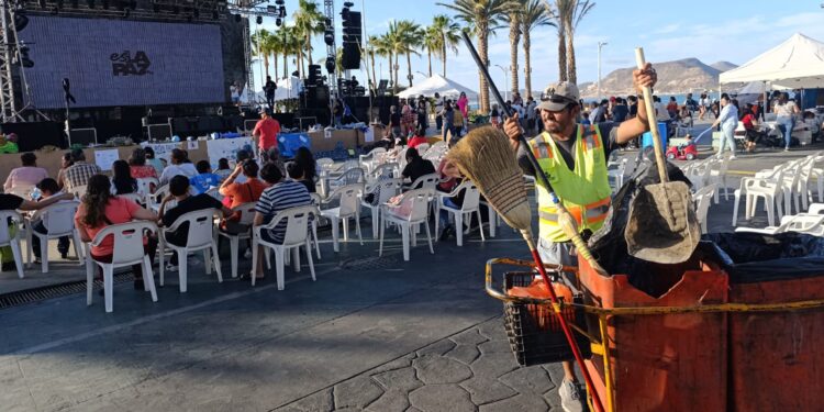 Brigadas de Servicios Públicos mantuvieron limpio el malecón durante las fiestas de fundación