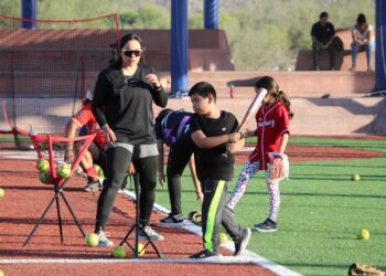 Imparten clases de sóftbol a niñas y niños en el CDM “El Piojillo”