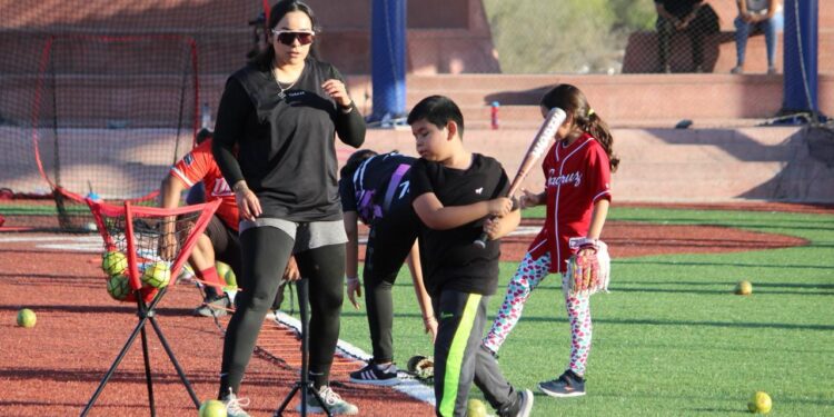 Imparten clases de sóftbol a niñas y niños en el CDM “El Piojillo”