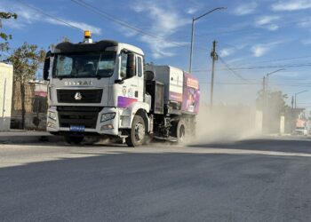 Ayuntamiento de La Paz refuerza labores de limpieza con barredora mecánica