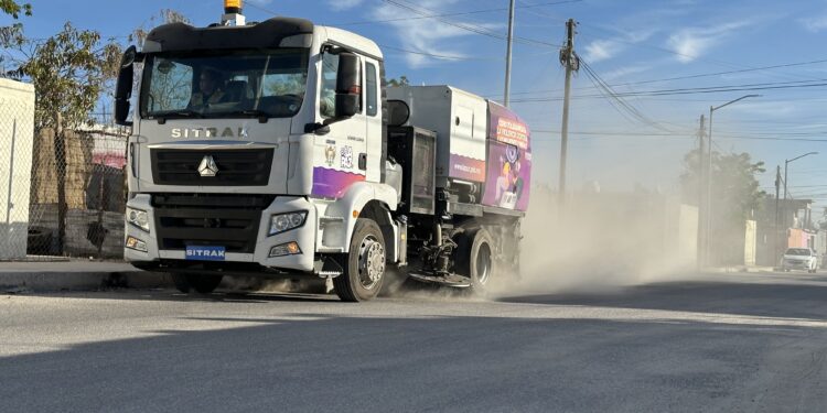 Ayuntamiento de La Paz refuerza labores de limpieza con barredora mecánica