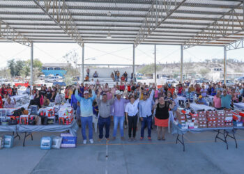 Milena Quiroga celebra con las mamás de la zona rural