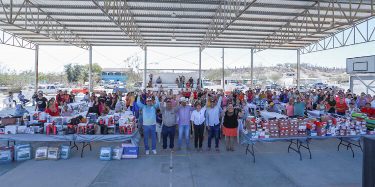 Milena Quiroga celebra con las mamás de la zona rural