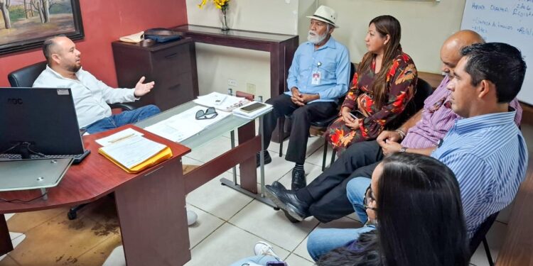 Revisan lineamientos para la asignación de espacios en el Mercado Étnico