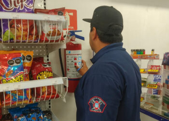 Bomberos de La Paz verifican medidas de seguridad en comercios y centros de trabajos
