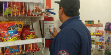 Bomberos de La Paz verifican medidas de seguridad en comercios y centros de trabajos