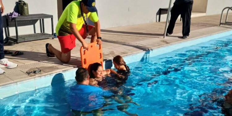 Instructores del CEDEM “Memo” Ayón reciben curso de rescate acuático
