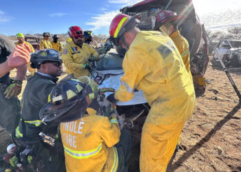 Se capacitan bomberos de La Paz en técnicas de rescate vehicular