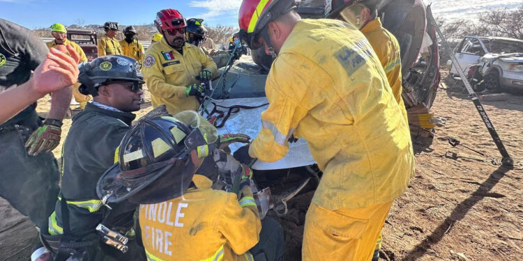 Se capacitan bomberos de La Paz en técnicas de rescate vehicular