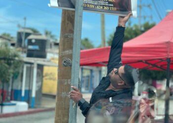 Retiran publicidad irregular en avenida Leona Vicario, en Cabo San Lucas