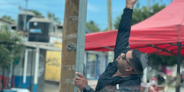 Retiran publicidad irregular en avenida Leona Vicario, en Cabo San Lucas