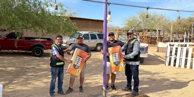 Habitantes entregan PET y reciben lámparas solares en Cabo San Lucas
