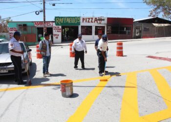Realizan trabajos de señalización vial frente a primaria José Lucas Manríquez Aripez en Cabo San Lucas