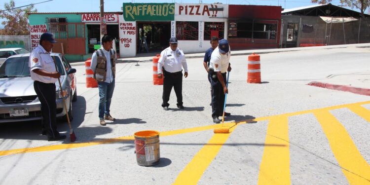 Realizan trabajos de señalización vial frente a primaria José Lucas Manríquez Aripez en Cabo San Lucas