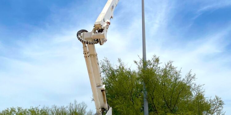 Rehabilita Servicios Públicos alumbrado en la comunidad de Caduaño