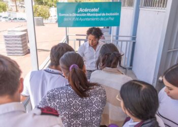 Promueve Ayuntamiento de La Paz la inclusión con módulos informativos en instituciones