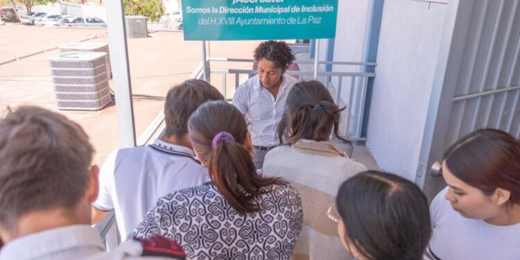 Promueve Ayuntamiento de La Paz la inclusión con módulos informativos en instituciones