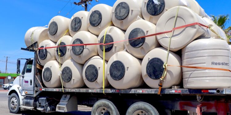 Acciones emergentes en Los Cabos Alcalde Christian Agúndez entrega de tinacos para fortalecer el suministro de agua en zonas prioritarias