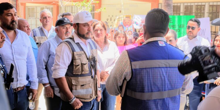 Alcalde de Los Cabos establece acuerdos con madres y padres de familia de la Secundaria Técnica #16