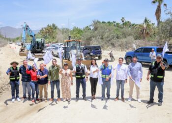 Alcalde Christian Agúndez realiza el banderazo de inicio para los trabajos de pavimentación del Camino Viejo a San José 
