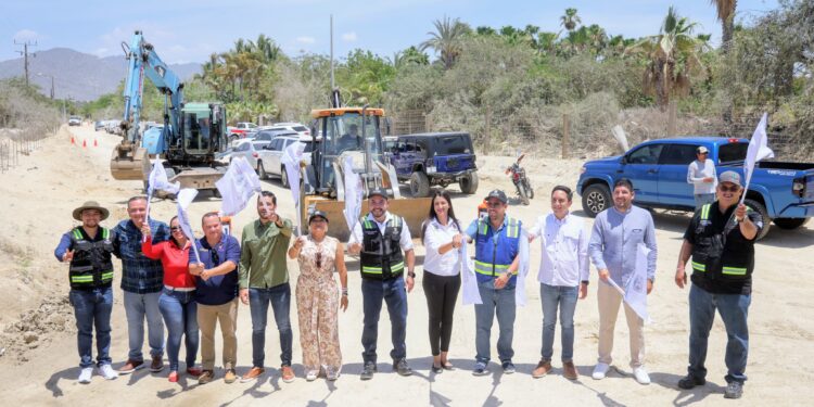 Alcalde Christian Agúndez realiza el banderazo de inicio para los trabajos de pavimentación del Camino Viejo a San José 