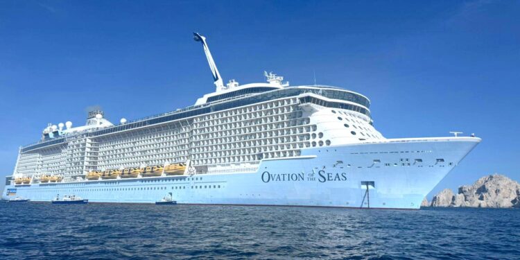 Con más de 6 mil pasajeros arriba crucero Ovation of the Seas a Cabo San Lucas