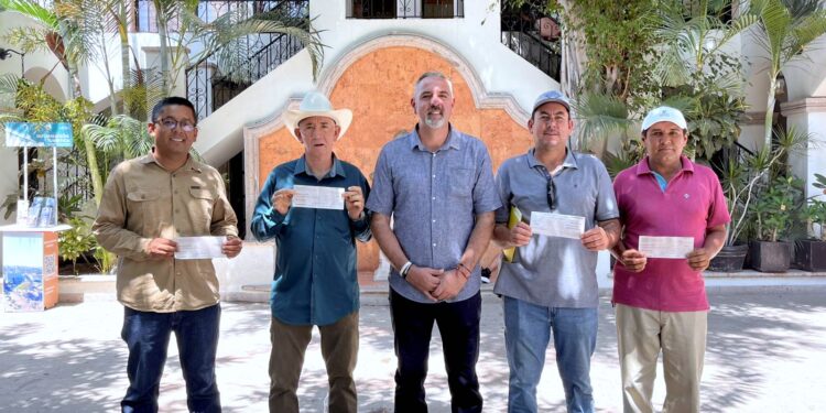 Entrega Ayuntamiento de Los Cabos apoyos económicos a productores locales