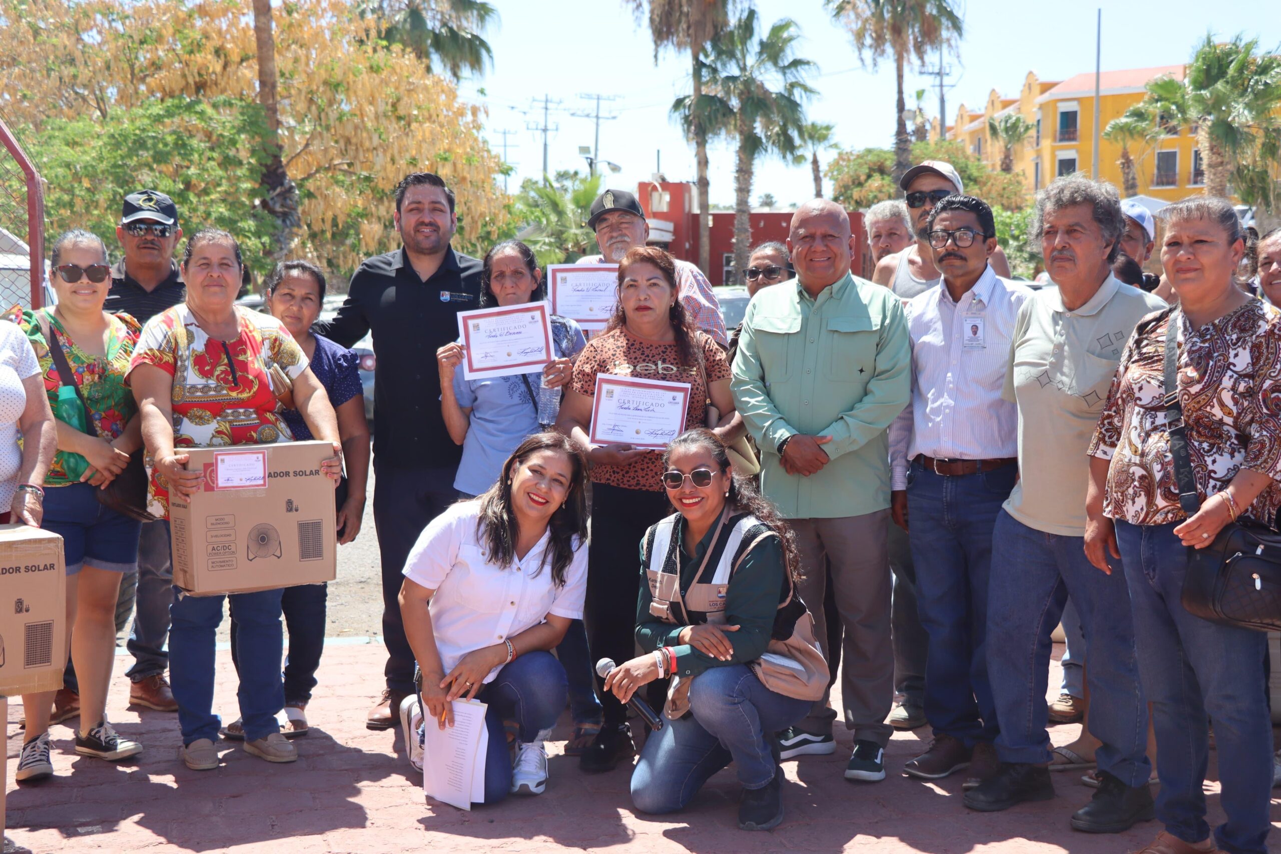 Habitantes de la subdelegación de Migriño reciben abanicos solares, postes para alumbrado público y tinacos 