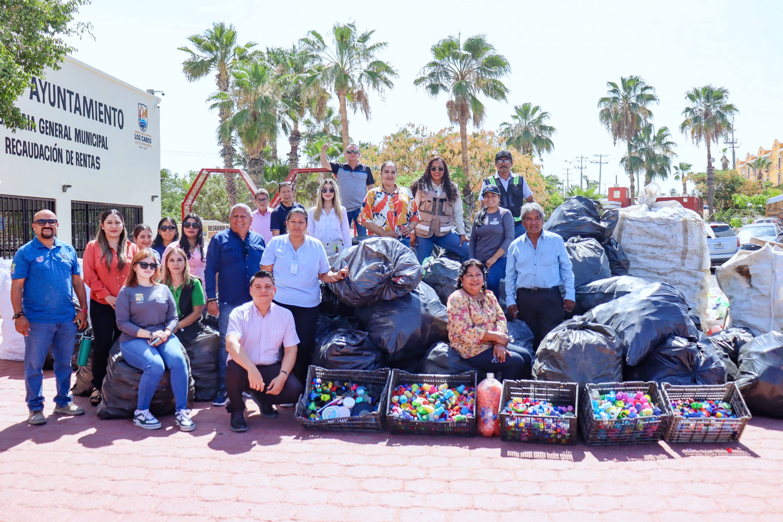 Delegada de Cabo San Lucas entrega 780 kilos de PET 