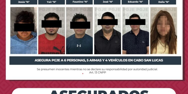 Asegura PGJE a 6 personas, 5 armas y 4 vehículos en Cabo San Lucas