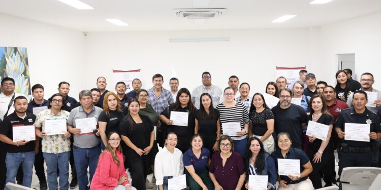 Clausura presidenta del DIF BCS un taller sobre masculinidades