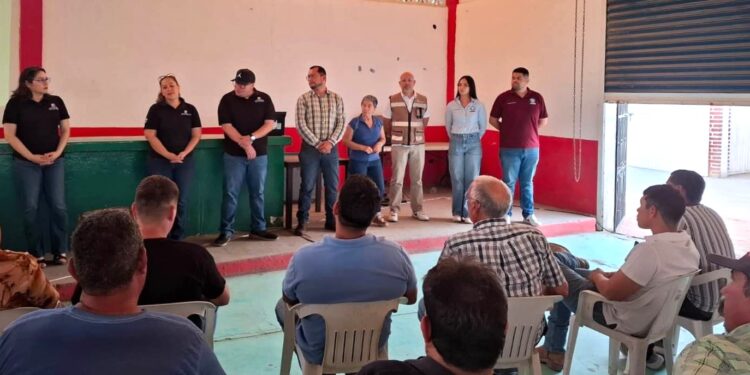 Informa SEPADA a productores de La Paz sobre la enfermedad del Newcastle