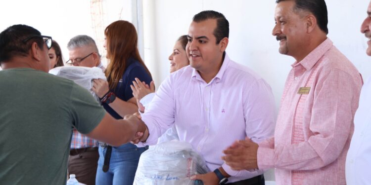 Entrega Gobierno del Estado uniformes a personal sindicalizado y de confianza