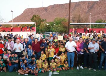 Con inversión de más de 8 mdp Víctor Castro entrega la rehabilitación del campo deportivo 20 de Noviembre