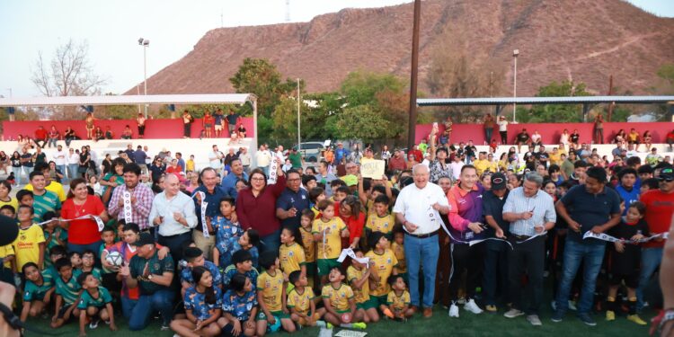 Con inversión de más de 8 mdp Víctor Castro entrega la rehabilitación del campo deportivo 20 de Noviembre